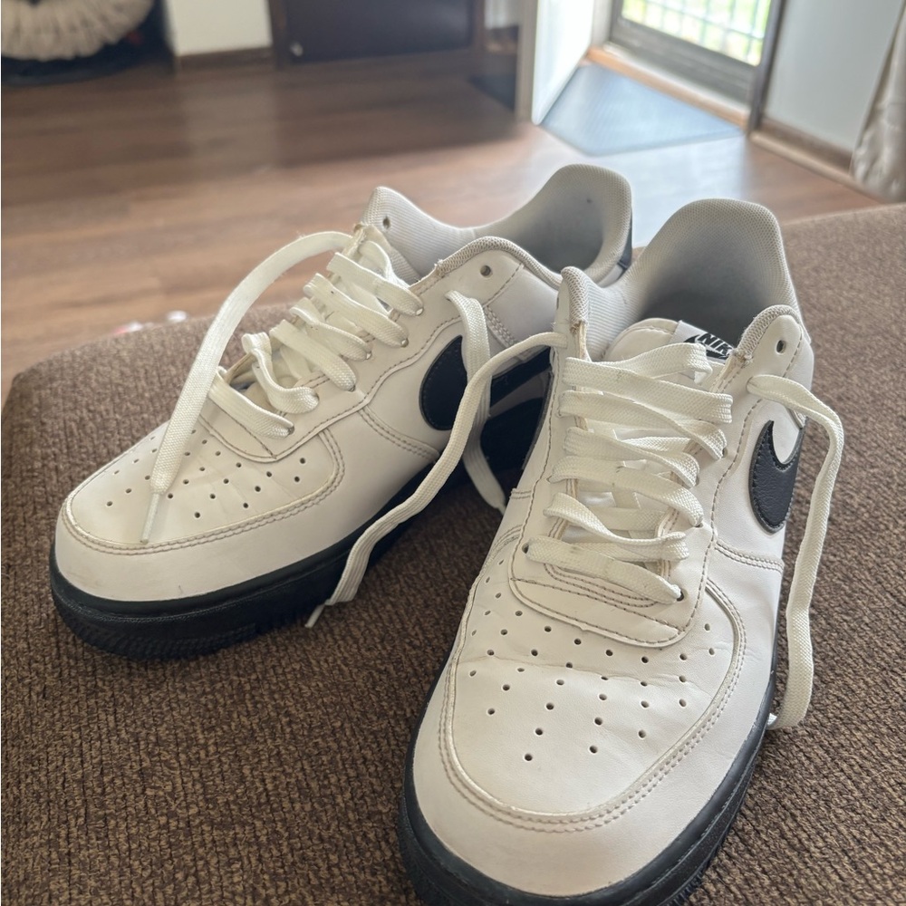 Nike White and Black Sneakers Classic Low-Top Design